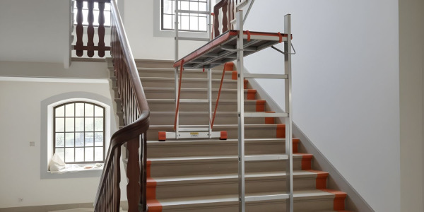 Jakie rusztowanie wybrać do prac remontowych na klatkach schodowych?